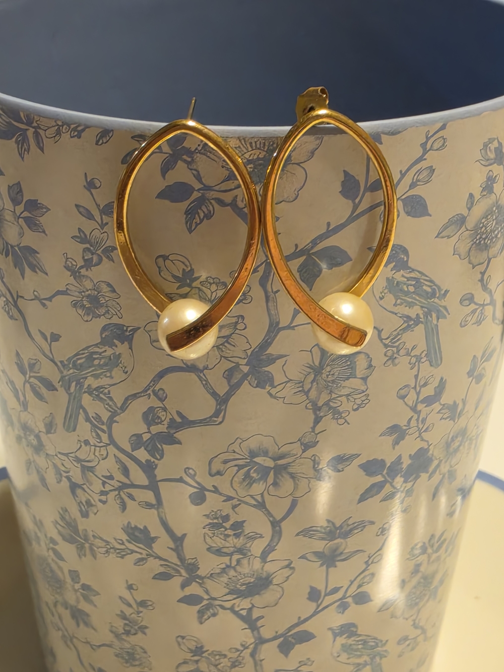 Vintage Avon Gold Tone Pearl Hoop Earrings